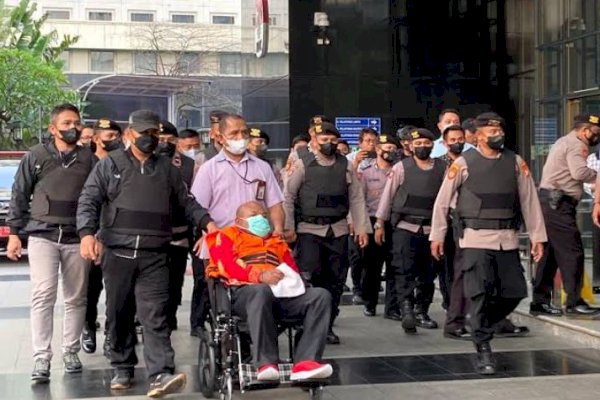 Lukas Enembe Dibawa dari RSPAD ke KPK, Dikawal Brimob hingga Mobil Lapis Baja