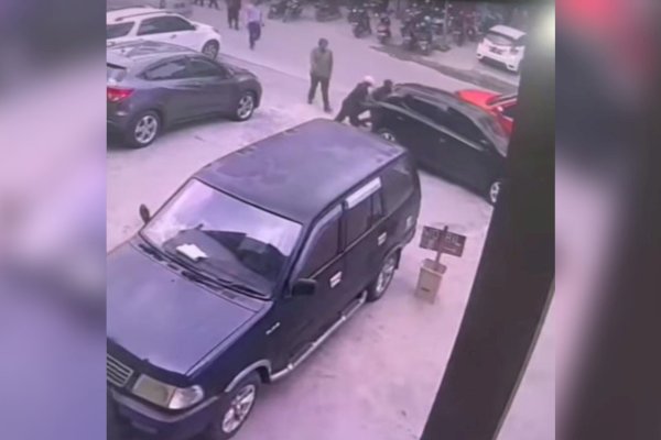 Kelakuan Tak Terpuji Anak Anggota DPRD Wajo, Pukul-Tendang Tukang Parkir hingga Terpental
