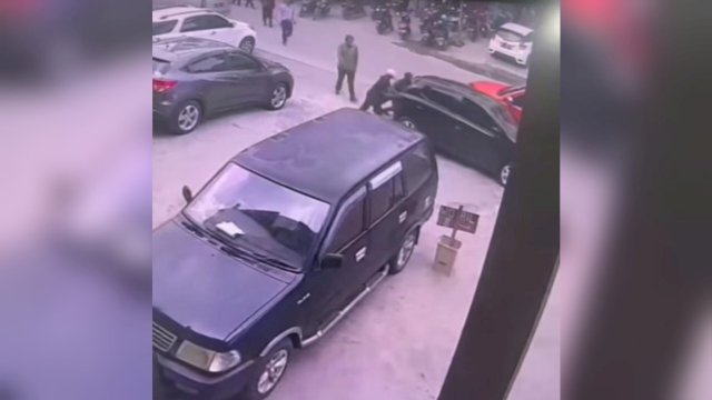 Kelakuan Tak Terpuji Anak Anggota DPRD Wajo, Pukul-Tendang Tukang Parkir hingga Terpental