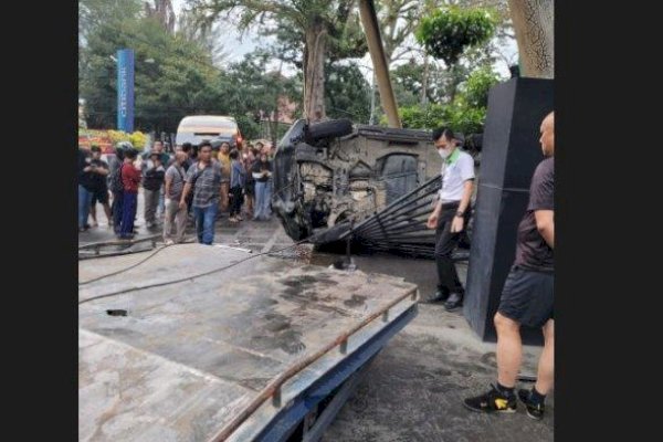 Hilang Kendali, Mahasiswa Tewas Tertancap Pagar Usai Mobil Tabrak Pembatas Jalan di Medan