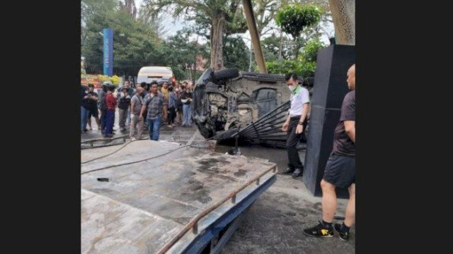 Hilang Kendali, Mahasiswa Tewas Tertancap Pagar Usai Mobil Tabrak Pembatas Jalan di Medan