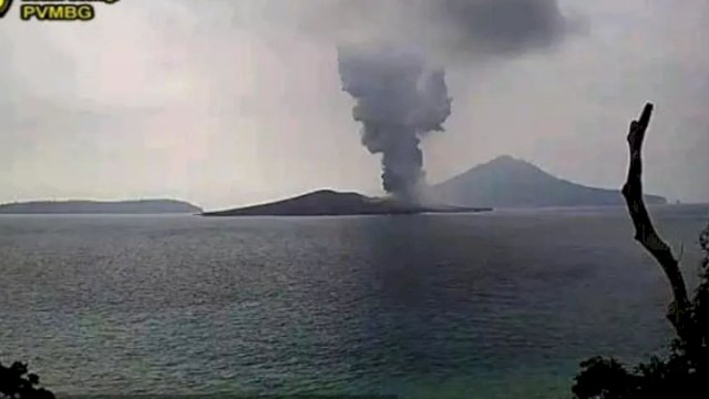 Gunung Anak Krakatau Erupsi, Semburkan Abu Vulkanik Setinggi 3.000 Meter