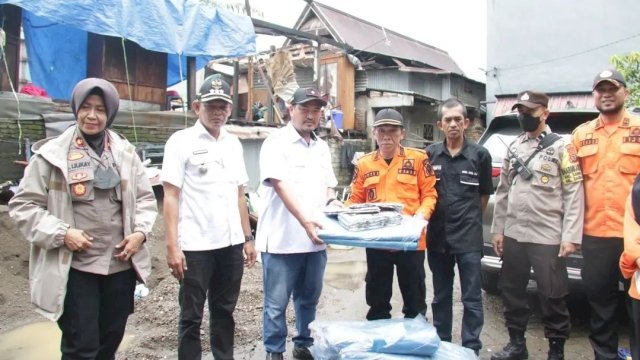 Sigap! BPBD Makassar Gerak Cepat Bantu Warga Terdampak Angin Puting Beliung di Ujung Tanah