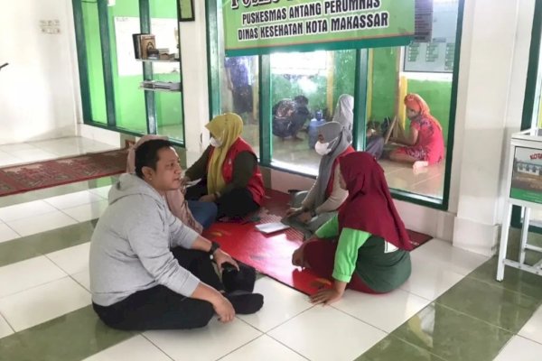 Kunjungi Pengungsi Korban Banjir Manggala, Camat Fadly Akrab Bercengkrama Bareng Warga