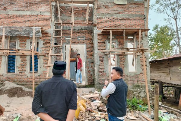 Ilham Azikin Salurkan Bantuan Bencana ke Warga Kayuloe dan Pa’bumbungang