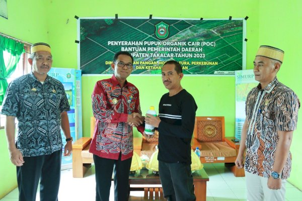 Pj Bupati Takalar Bagikan 2.146 Liter Pupuk Organik Cair ke Petani