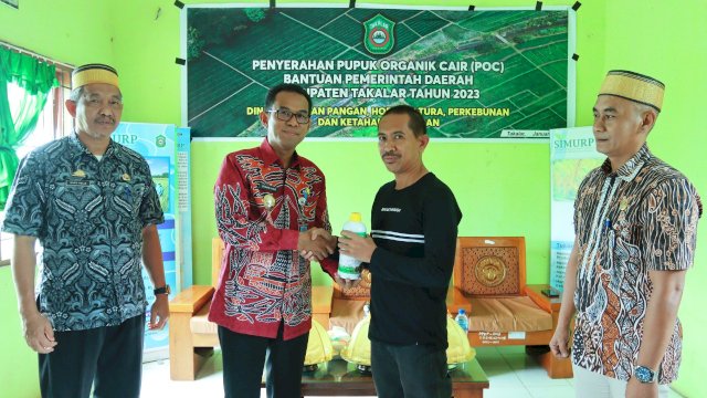 Pj Bupati Takalar Bagikan 2.146 Liter Pupuk Organik Cair ke Petani