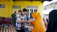 Bupati Pangkep Yusran Bagikan Bantuan ke Korban Banjir di Tekolabbua