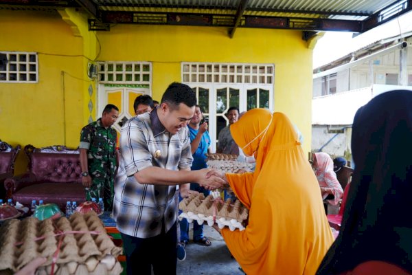 Bupati Pangkep Yusran Bagikan Bantuan ke Korban Banjir di Tekolabbua