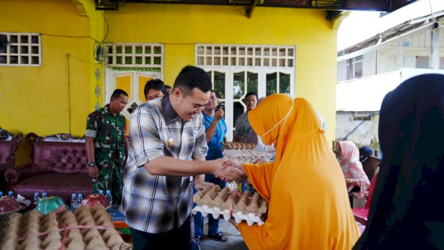 Bupati Pangkep Yusran Bagikan Bantuan ke Korban Banjir di Tekolabbua