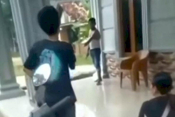 Tak Terima Disuruh Bayar Paket, Pemilik Rumah Tusuk Kurir Paket COD