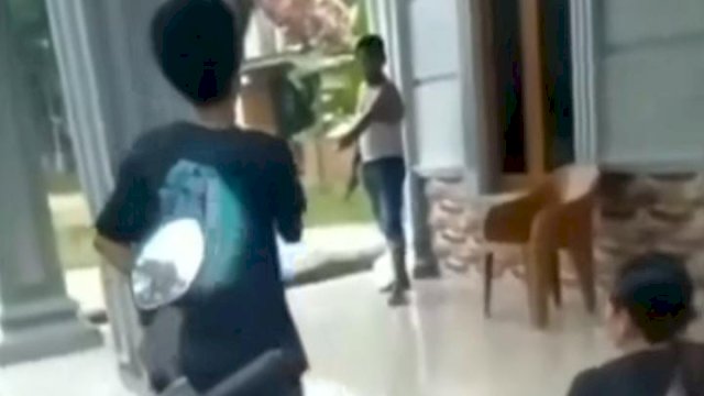 Tak Terima Disuruh Bayar Paket, Pemilik Rumah Tusuk Kurir Paket COD