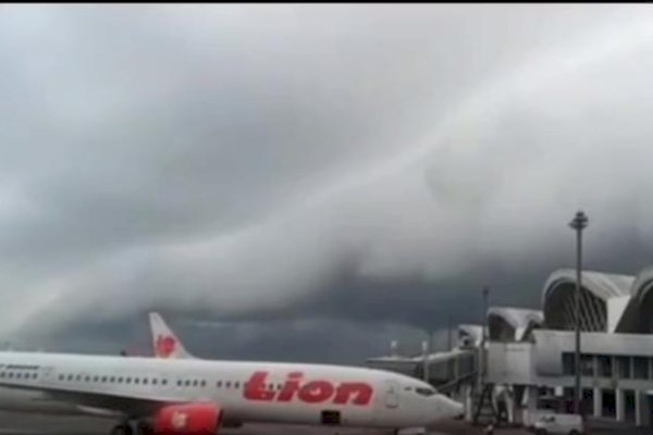 Heboh! Awan Hitam Seperti Ombak Menggulung di Bandara Sultan Hasanuddin