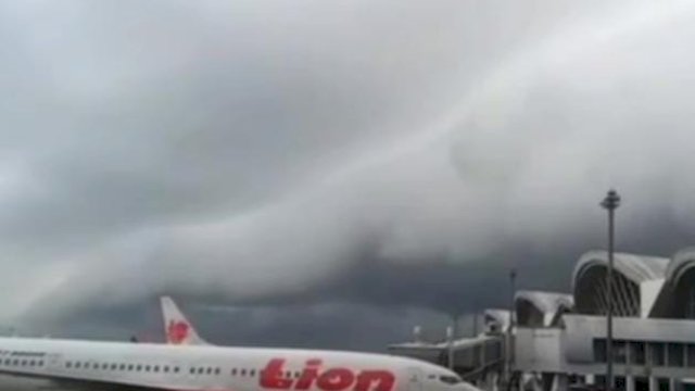 Heboh! Awan Hitam Seperti Ombak Menggulung di Bandara Sultan Hasanuddin