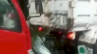 Viral! Aksi Ugal-Ugalan Sopir Truk hingga Tabrak Truk Lainnya