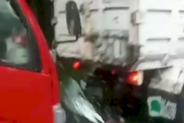 Viral! Aksi Ugal-Ugalan Sopir Truk hingga Tabrak Truk Lainnya