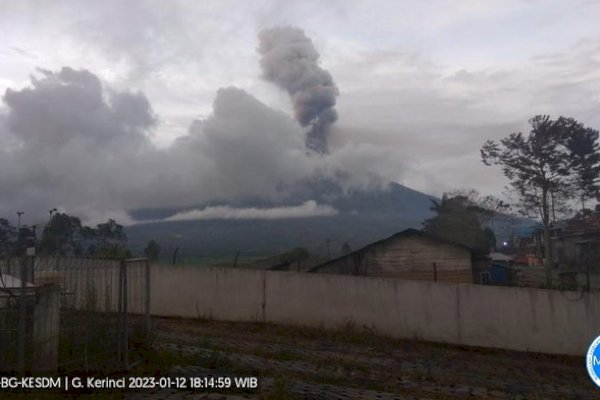 Gunung Kerinci Erupsi, PVMBG: Hindari Jalur Penerbangan di Area Sekitar