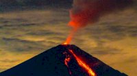 Gunung Semeru Muntahkan Lava Pijar