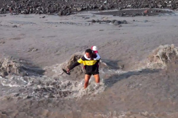 Siswa di Lumajang Seberangi Endapan Lahar Semeru Demi Berangkat Sekolah
