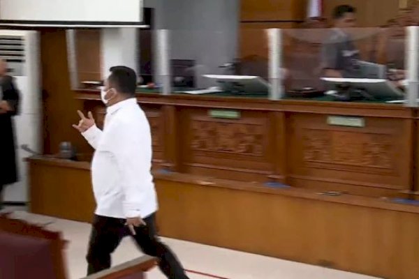 Aksi Kuat Ma’ruf Beri Salam Metal ke Jaksa Usai Divonis 15 Tahun Penjara