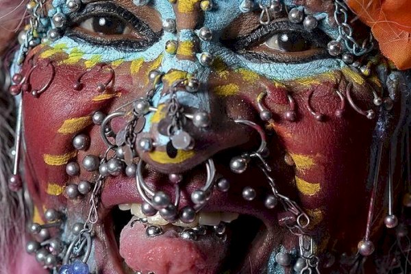 Seram! Wanita Ini Cetak Rekor Punya 15 Ribu Tindikan di Tubuh, 3.500 di Vagina