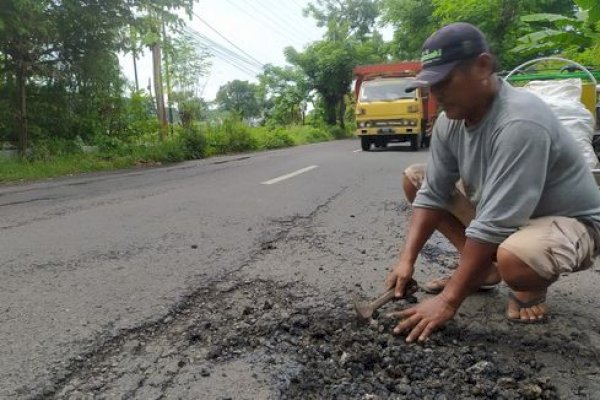 Putri Tukang Becak Menangis Usai Tahu Sang Ayah Tambal Jalan Berlubang demi Dirinya