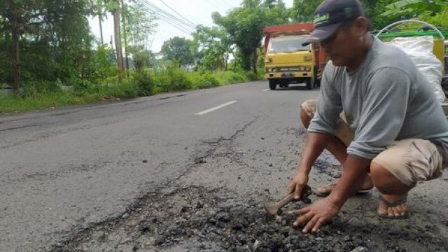 Putri Tukang Becak Menangis Usai Tahu Sang Ayah Tambal Jalan Berlubang demi Dirinya