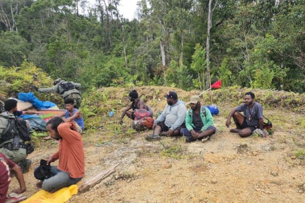 Diancam KKB, 15 Pekerja Bangunan Berhasil Dievakuasi, Jalan Kaki 2 Hari Ditemani Warga