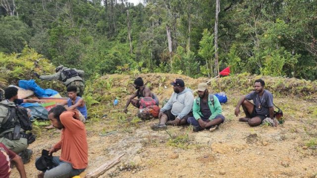 Diancam KKB, 15 Pekerja Bangunan Berhasil Dievakuasi, Jalan Kaki 2 Hari Ditemani Warga