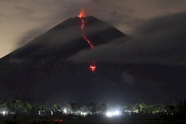 Waspada! Gunung Semeru Semburkan Lava Pijar Sejauh 1,5 Kilometer