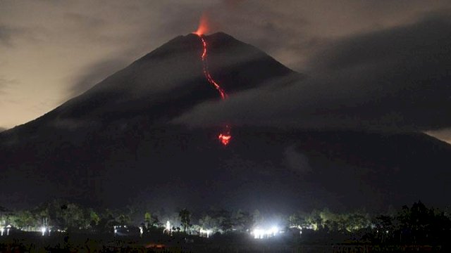 Waspada! Gunung Semeru Semburkan Lava Pijar Sejauh 1,5 Kilometer