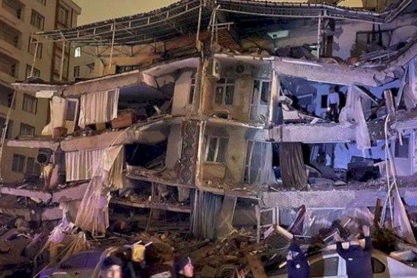 Mengerikan! Video Bangunan Apartemen di Turkiye Runtuh Kurang dari 10 Detik akibat Gempa M 7,8