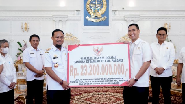 Gubernur Sulsel Serahkan Bantuan Keuangan Rp23,2 Miliar Untuk Pemkab Pangkep