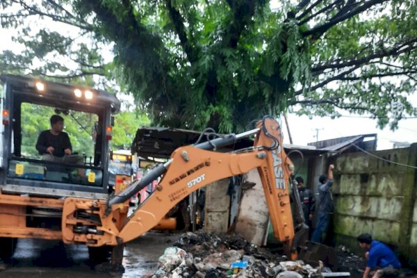 Tangani Genangan di Jalan Hertasning, Dinas PUTR Bersihkan Saluran Drainase