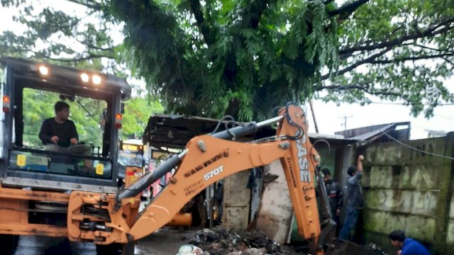 Tangani Genangan di Jalan Hertasning, Dinas PUTR Bersihkan Saluran Drainase