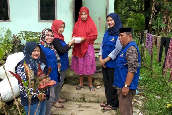 Kader NasDem Maros Keliling Bagi-bagi Nasi Kotak