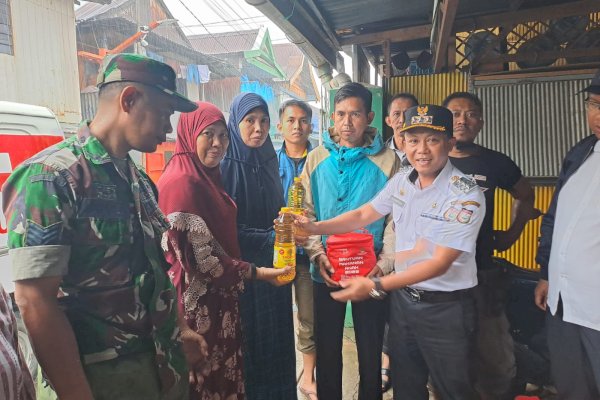 Camat Tallo Alamsyah Respon Cepat-Beri Bantuan Warga Terdampak Angin Kencang di Suangga