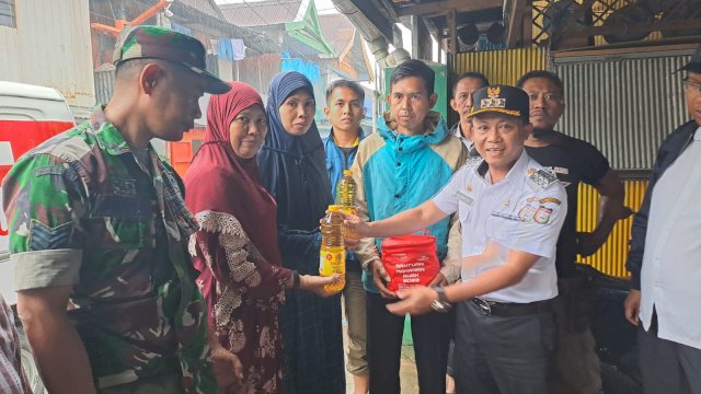 Camat Tallo Alamsyah Respon Cepat-Beri Bantuan Warga Terdampak Angin Kencang di Suangga