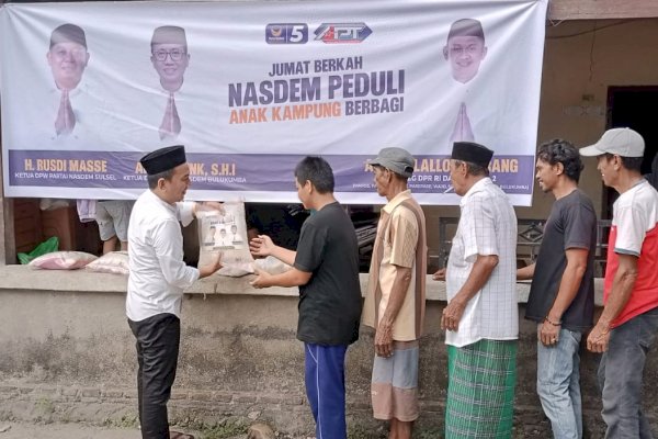 Jumat Berkah, Andi Palalloi Tabrang Bareng Pengurus NasDem Bulukumba Bagi Sembako ke Masyarakat