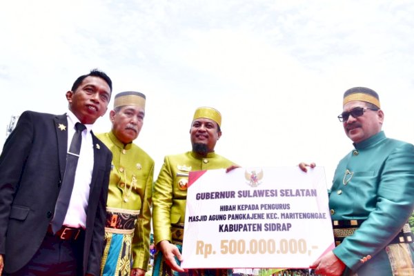 Gubernur Sulsel Serahkan Rp500 Juta Hibah untuk Masjid Agung Sidrap