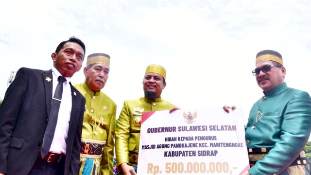 Gubernur Sulsel Serahkan Rp500 Juta Hibah untuk Masjid Agung Sidrap