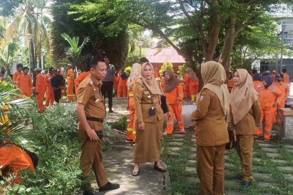 Camat Alamsyah Turunkan Satgas Bersihkan Taman Ade Irma Nasution