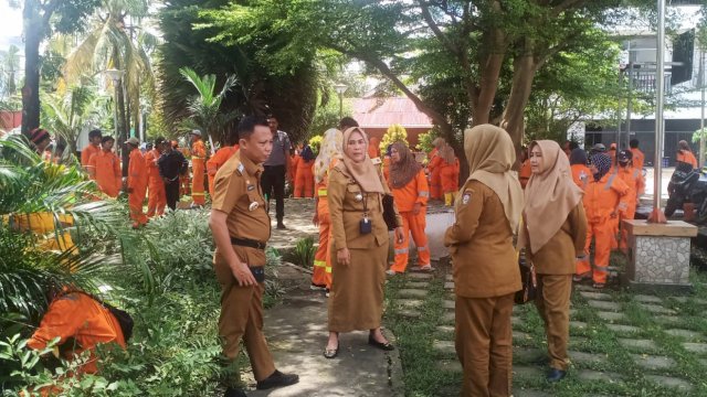 Camat Alamsyah Turunkan Satgas Bersihkan Taman Ade Irma Nasution