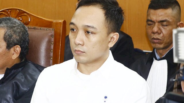 Terdakwa kasus pembunuhan berencana terhadap Nofriansyah Yosua Hutabarat, Ricky Rizal bersiap menjalani sidang lanjuutan di Pengadilan Negeri Jakarta Selatan, Jakarta, Senin (21/11/2022). Sidang lanjutan kasus pembunuhan berencana terhadap Brigadir J dengan agenda pemeriksaan 11 saksi yang dihadirkan oleh jaksa penuntut umum, diantaranya anggota Polri dan pegawai swasta. Foto: Dery Ridwansah/ JawaPos.com