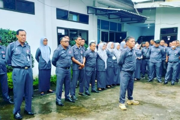 Direktur Keuangan Mu’amar Serahkan SK Kontrak 19 Petugas Lapangan