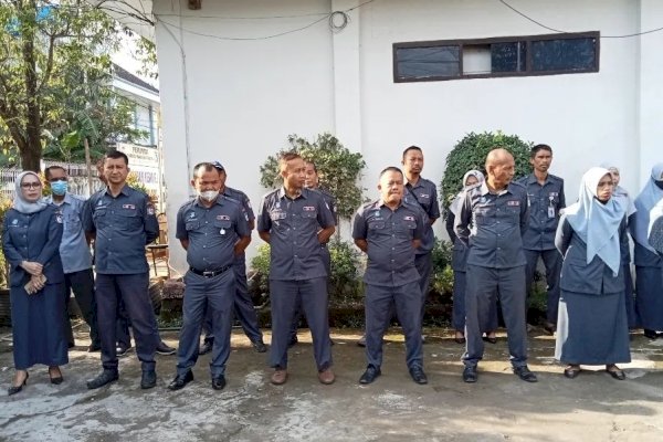 Dirut Yulianti Tomu Serahkan Kelengkapan Kerja Petugas Lapangan