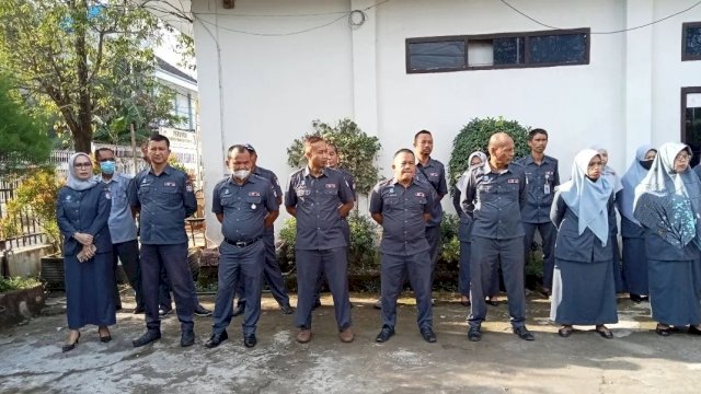 Dirut Yulianti Tomu Serahkan Kelengkapan Kerja Petugas Lapangan