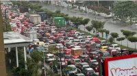 Akibat Hujan Sedang-Lebat Sejak Dini Hari, Sejumlah Jalan di Kota Makassar Macet Parah