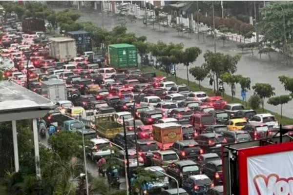 Akibat Hujan Sedang-Lebat Sejak Dini Hari, Sejumlah Jalan di Kota Makassar Macet Parah