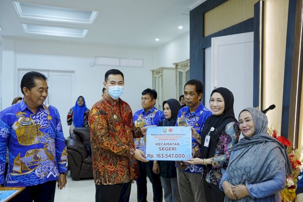 Bupati  Pangkep Yusran Serahkan Bantuan Uang Tunai Kepada 592 KK Korban Dampak Bencana Alam